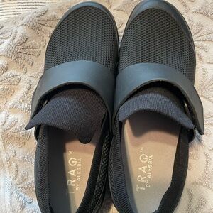 TRAQ by Alegria Womens Black Mesh Sneakers